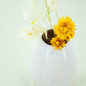 Vase blanc moucheté