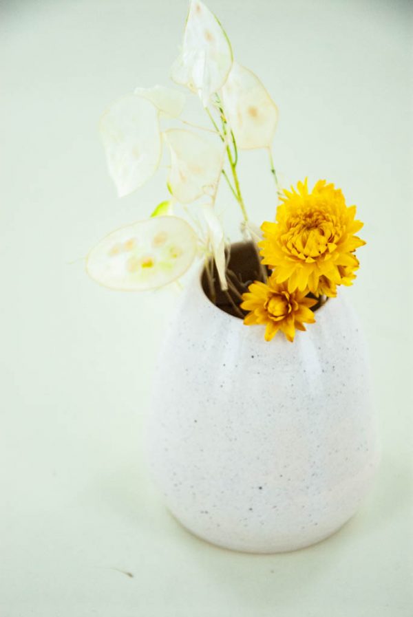 Vase blanc moucheté