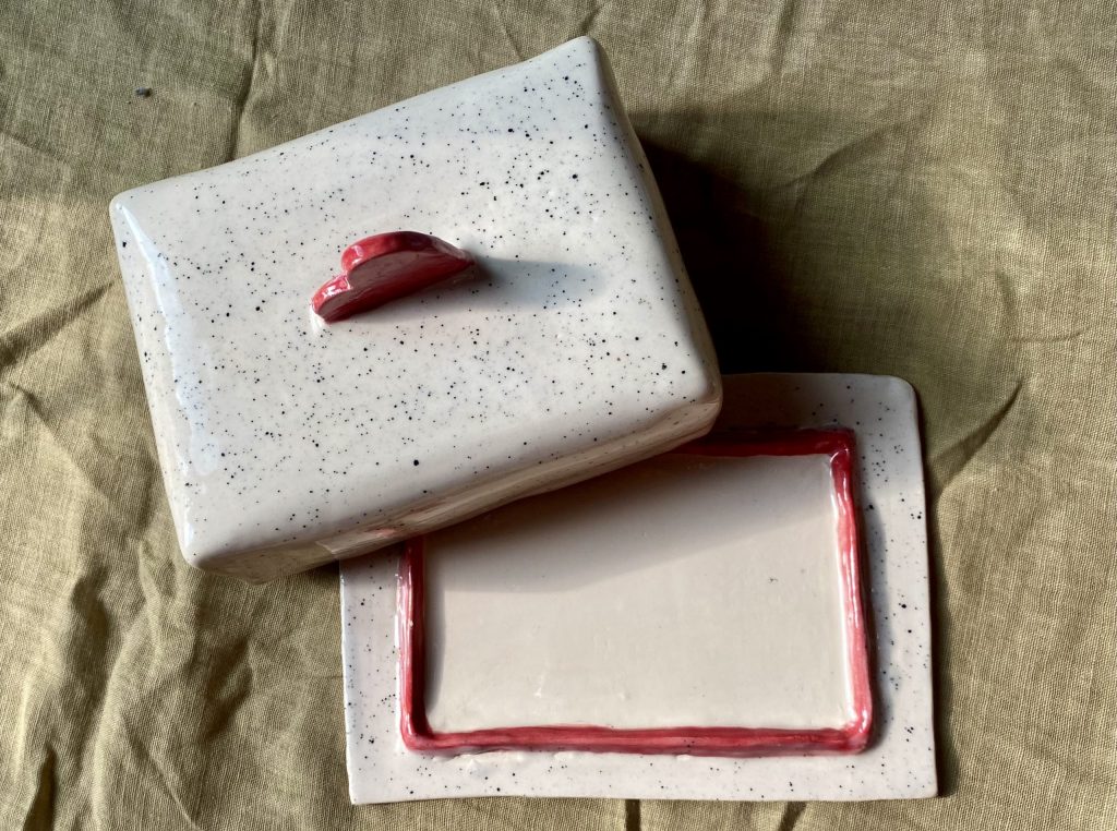 Beurrier en céramique fait main, motifs cœur