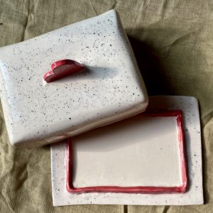 Beurrier en céramique fait main, motifs cœur
