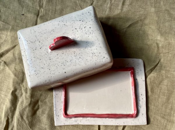 Beurrier en céramique fait main, motifs cœur