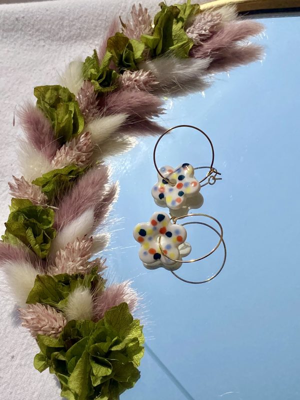 Boucles d'oreilles en porcelaine petites fleurs – Image 2