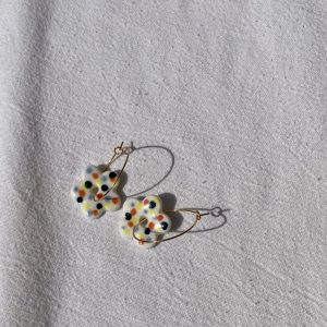 Boucles d'oreilles en porcelaine petites fleurs