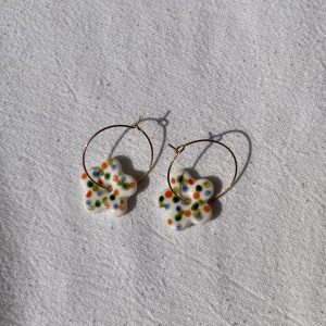 Boucles d'oreilles en porcelaine petites fleurs