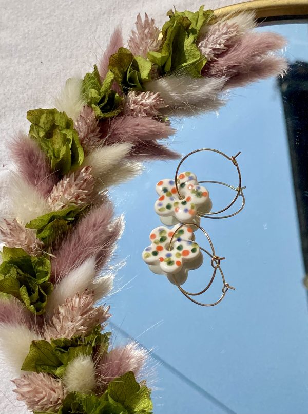 Boucles d'oreilles en porcelaine petites fleurs – Image 3