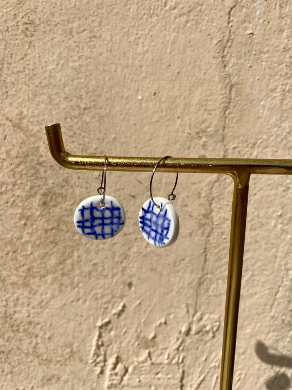 Boucles d'oreilles porcelaine - médaillons à carreaux – Image 2