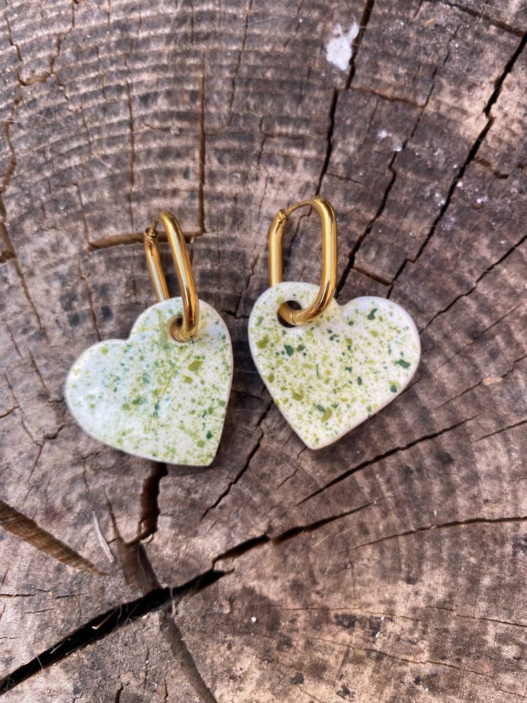 Boucles d'oreilles en porcelaine - cœur moucheté
