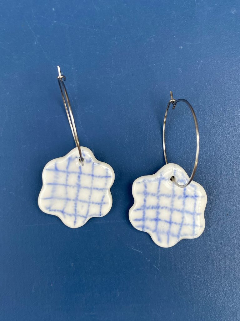 Boucles d'oreilles porcelaine - fleurs à carreaux