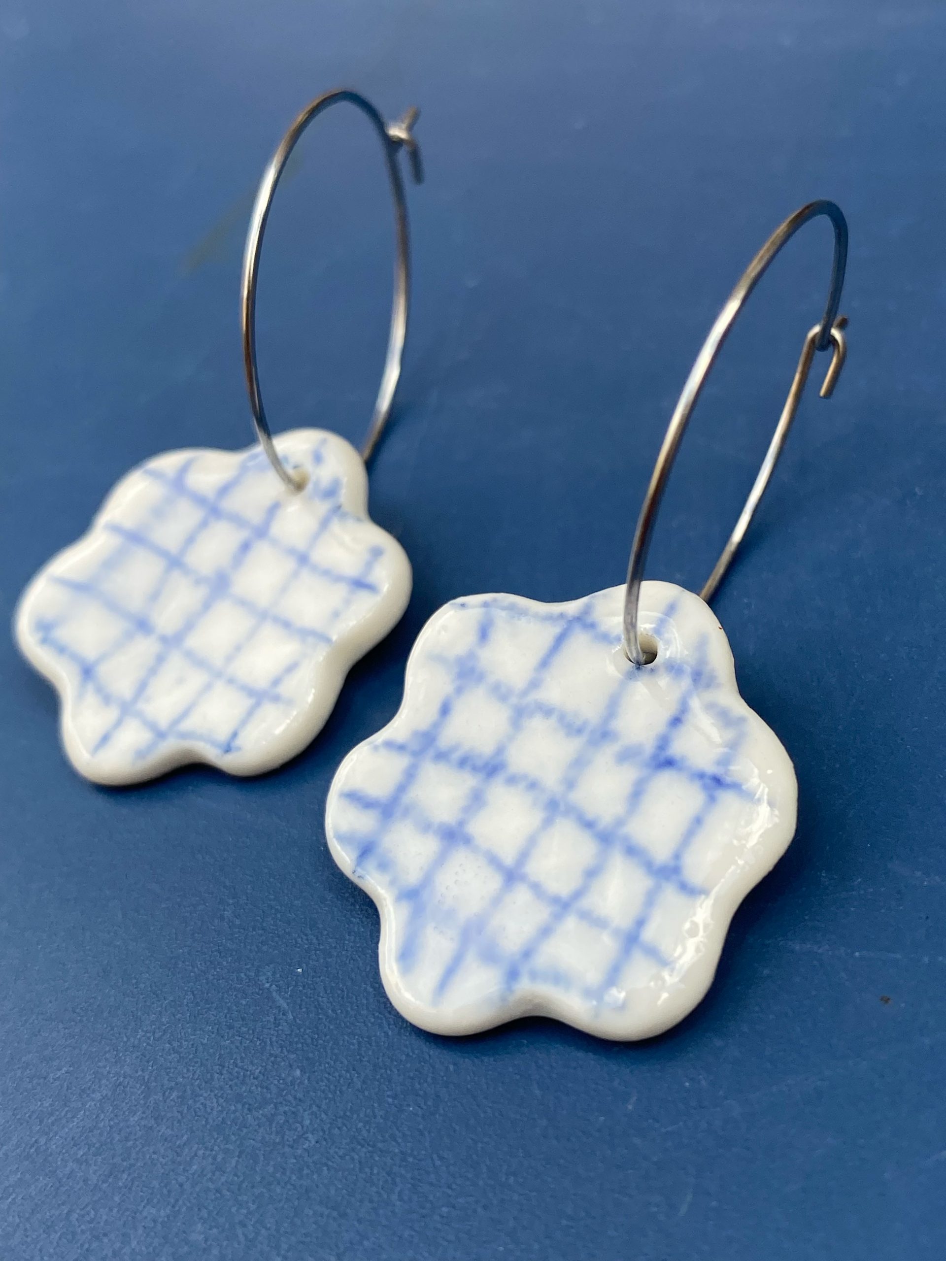 Boucles d'oreilles porcelaine - fleurs à carreaux – Image 2