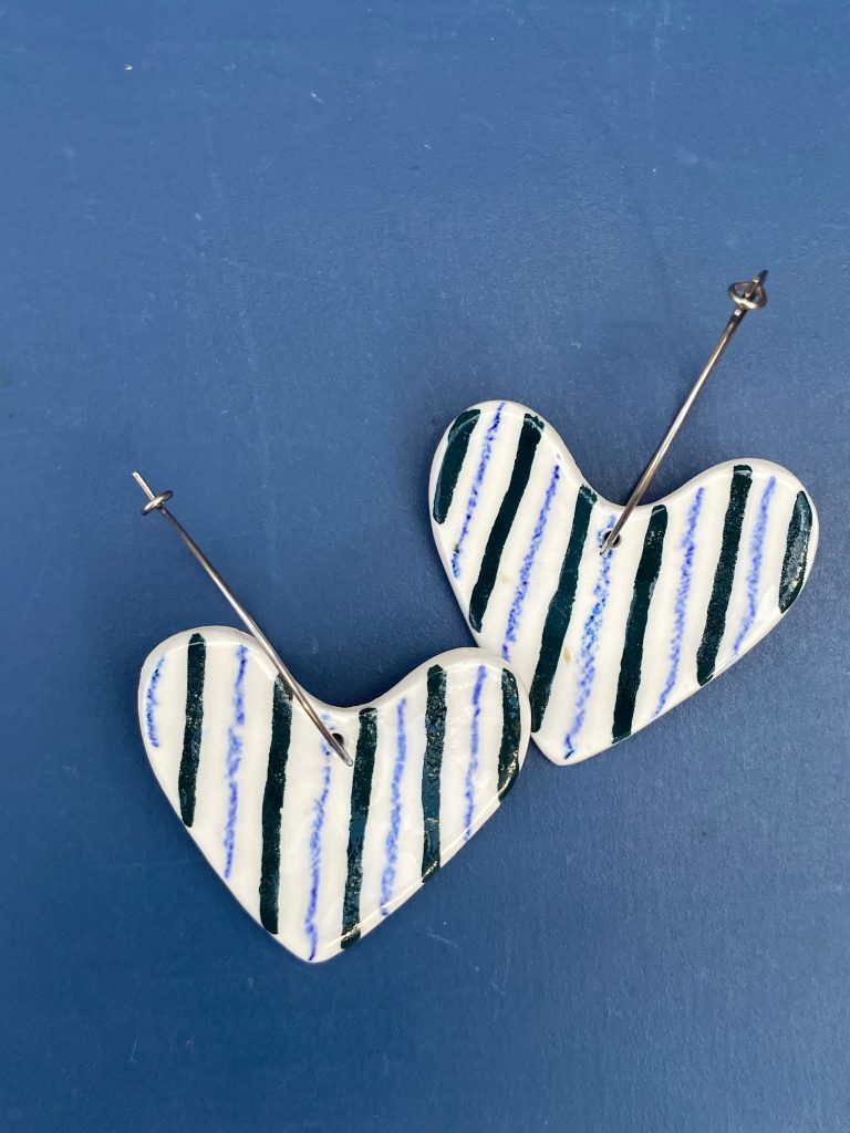 Boucles d'oreilles porcelaine - grand cœur bleu à rayures