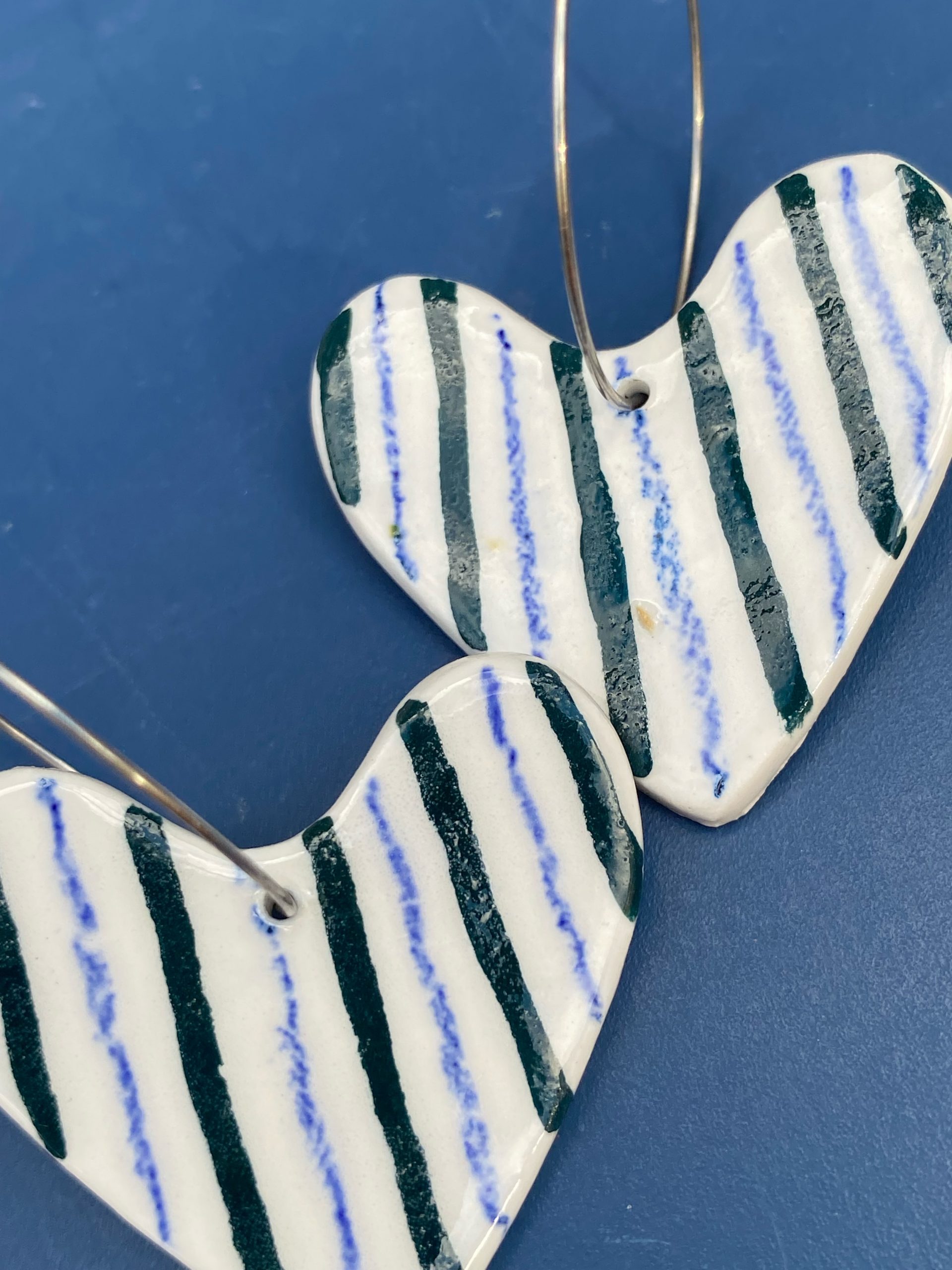 Boucles d'oreilles porcelaine - grand cœur bleu à rayures – Image 2