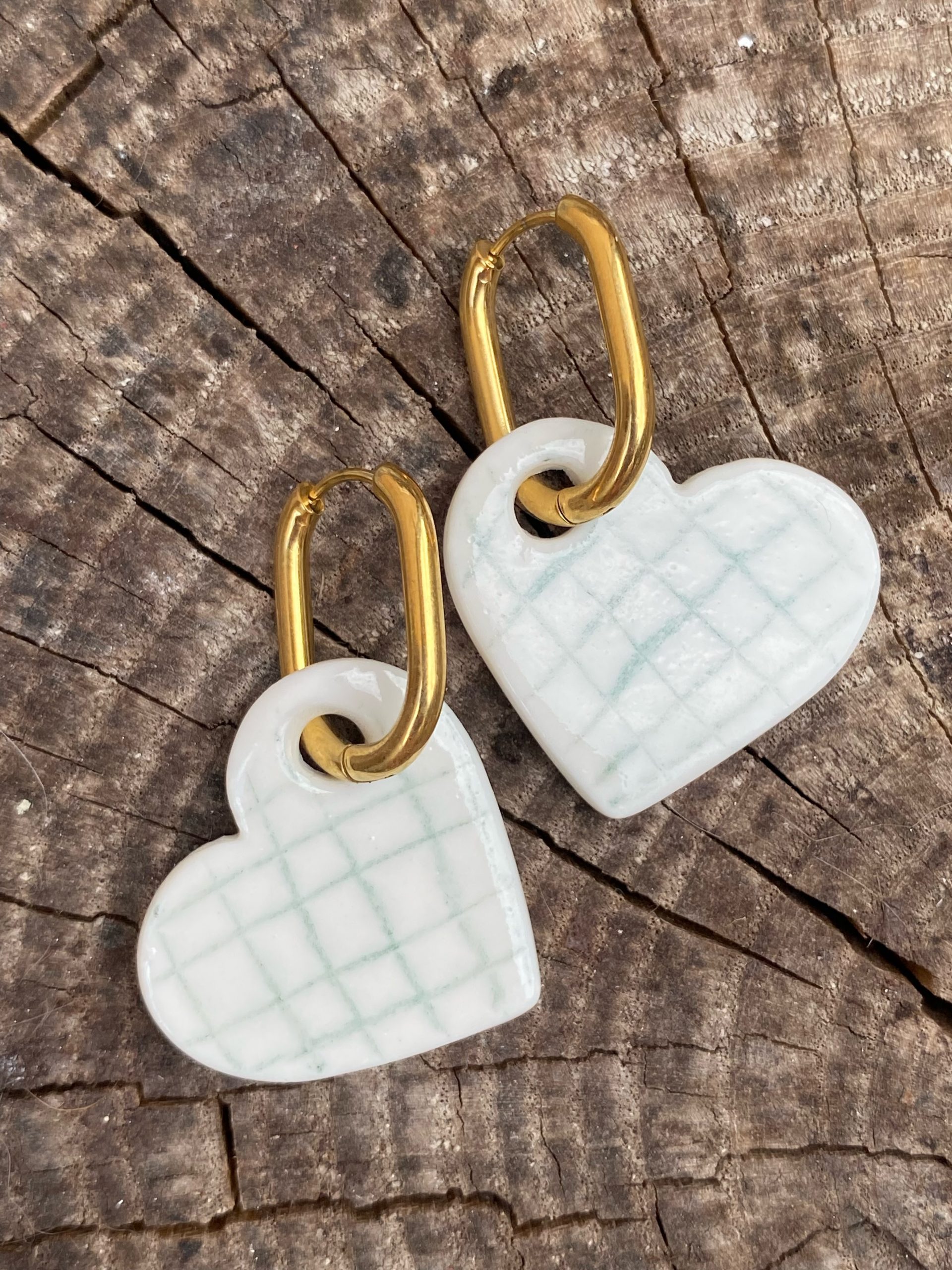 Boucles d'oreilles cœur à carreaux verts – Image 2