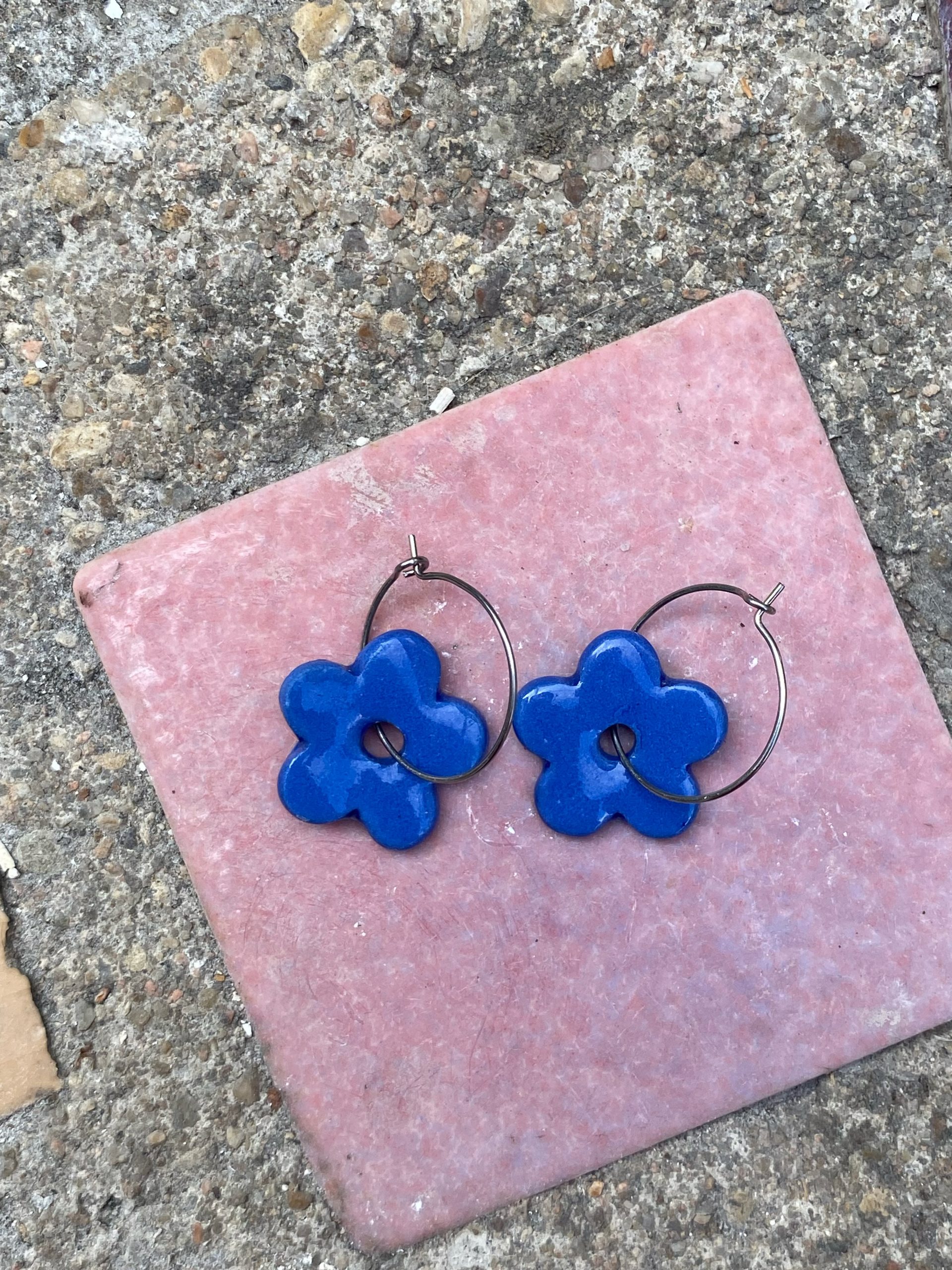 Boucles d'oreilles porcelaine - fleurs bleu roi – Image 2