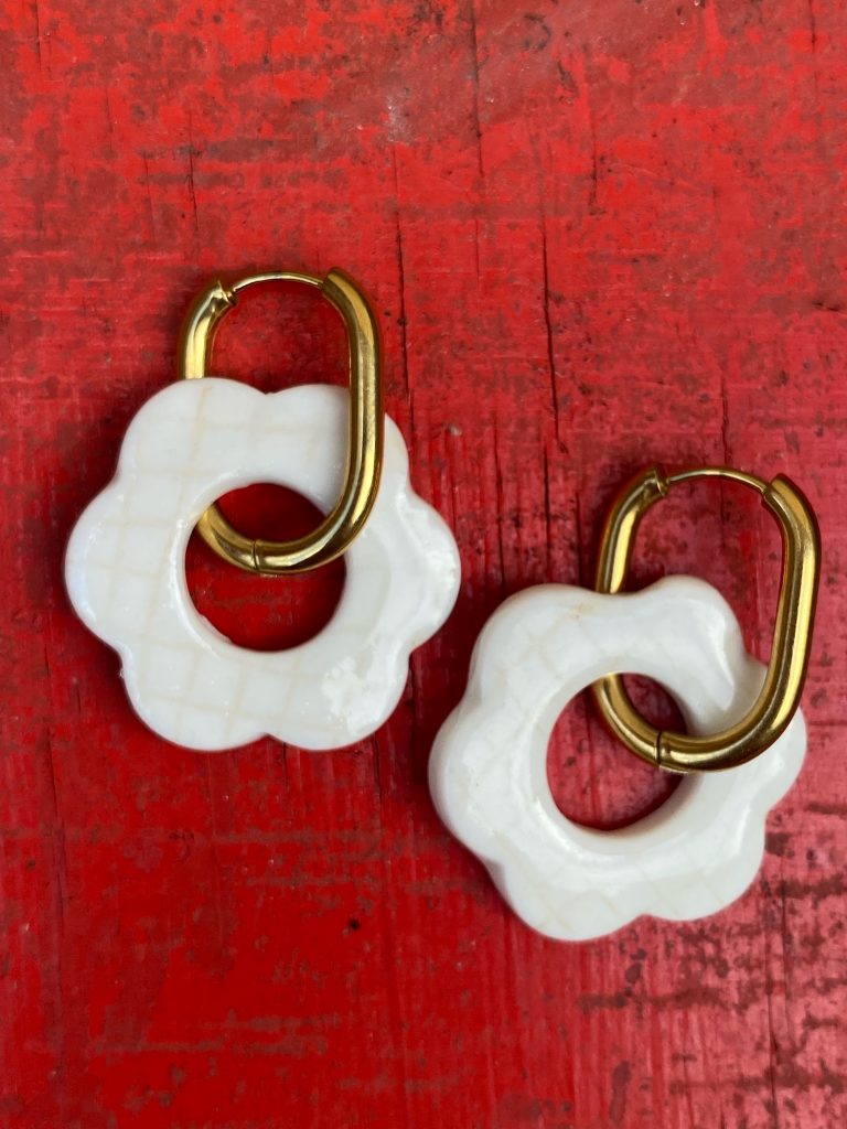 Boucles d'oreilles en porcelaine - fleurs blanches à carreaux