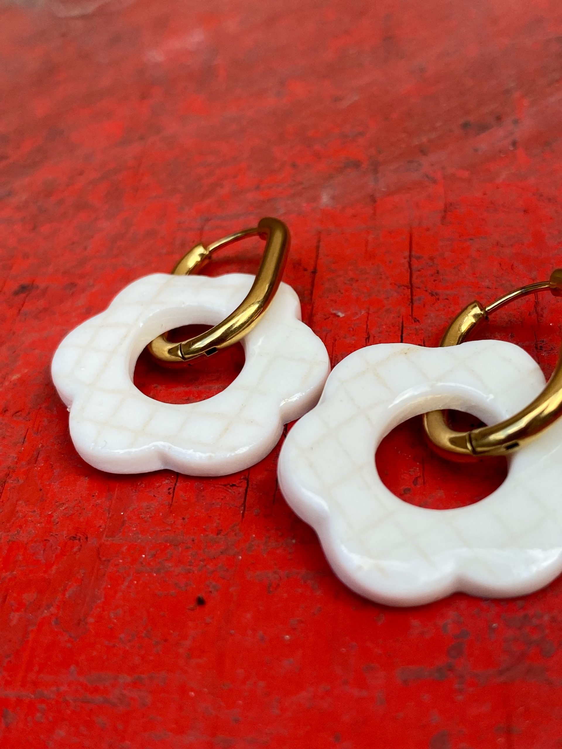 Boucles d'oreilles en porcelaine - fleurs blanches à carreaux – Image 2