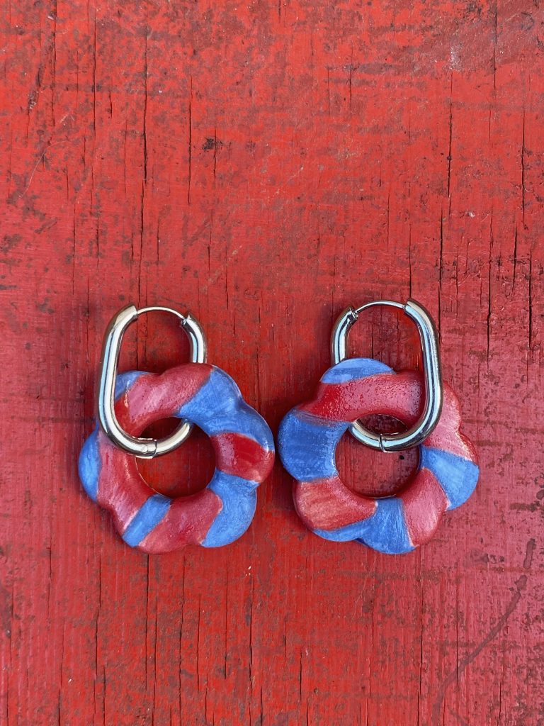 Boucles d'oreilles en porcelaine - fleurs wavy rouge et bleu
