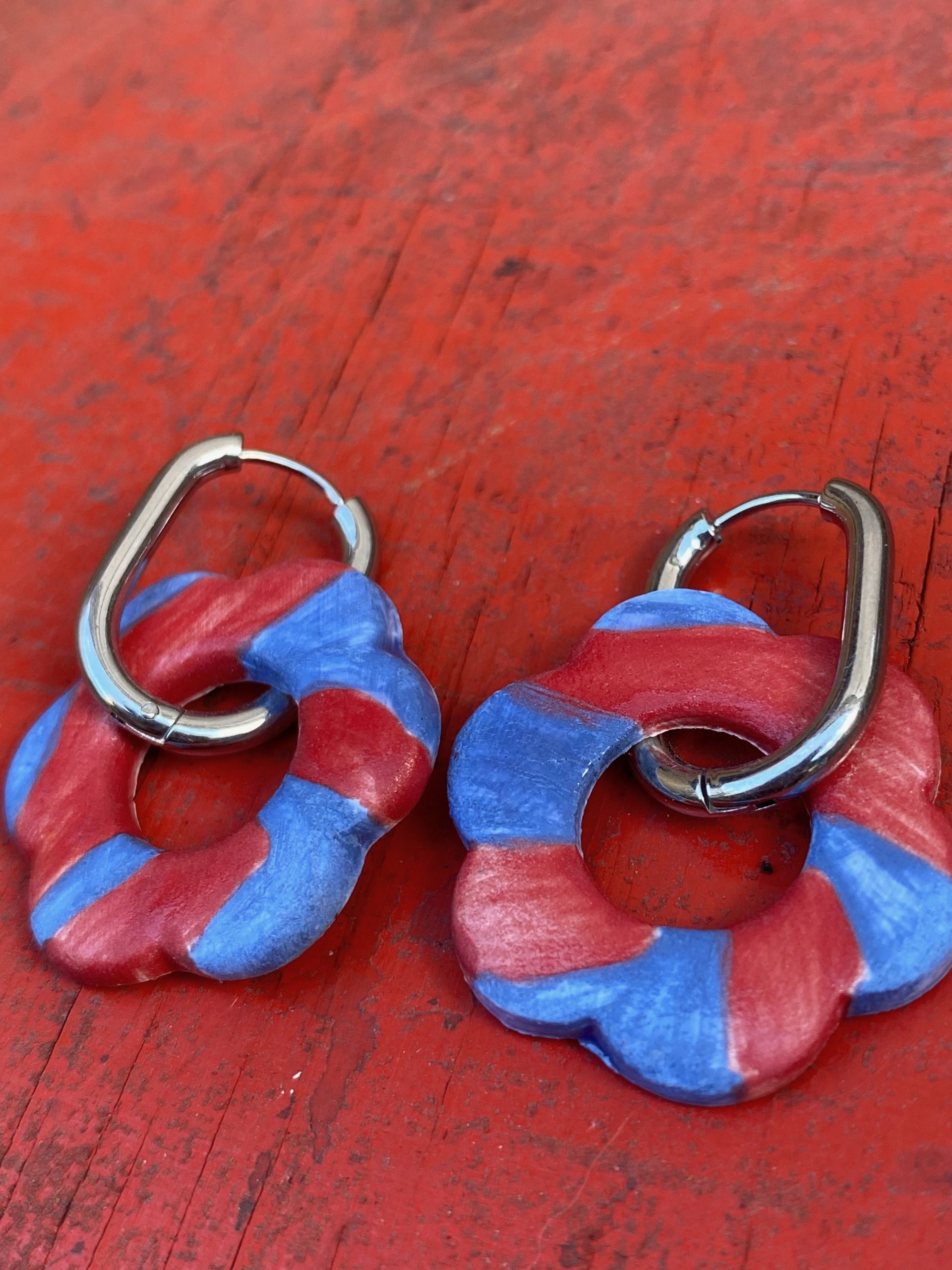 Boucles d'oreilles en porcelaine - fleurs wavy rouge et bleu – Image 2