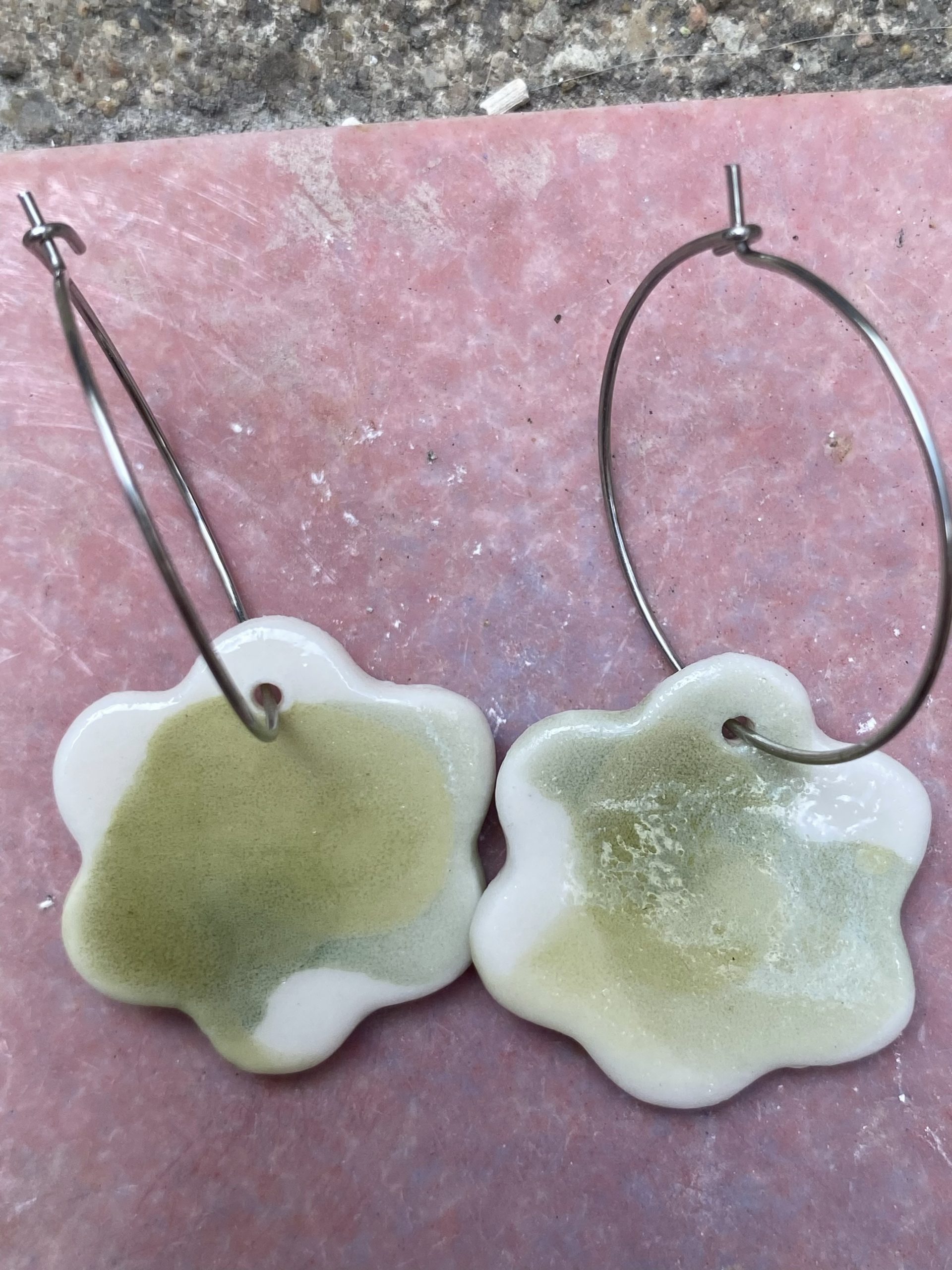 Boucles d'oreilles porcelaine - fleurs aquarelle vert – Image 2