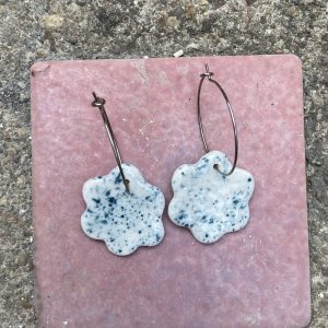 Boucles d'oreilles porcelaine - fleurs mouchetées bleues