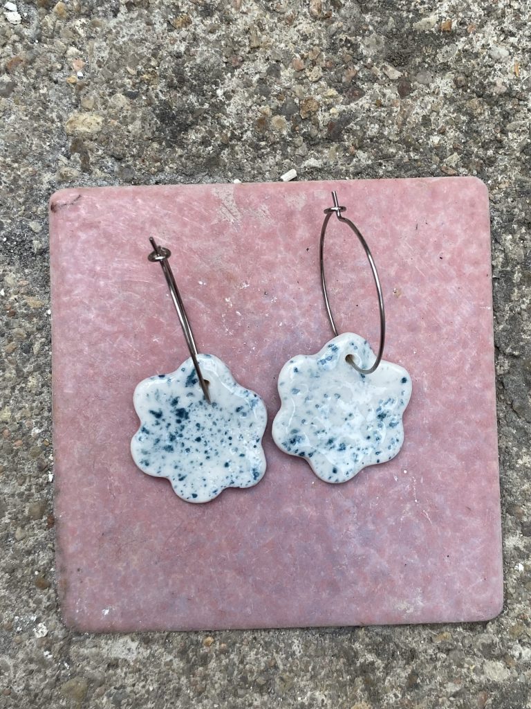 Boucles d'oreilles porcelaine - fleurs mouchetées bleues