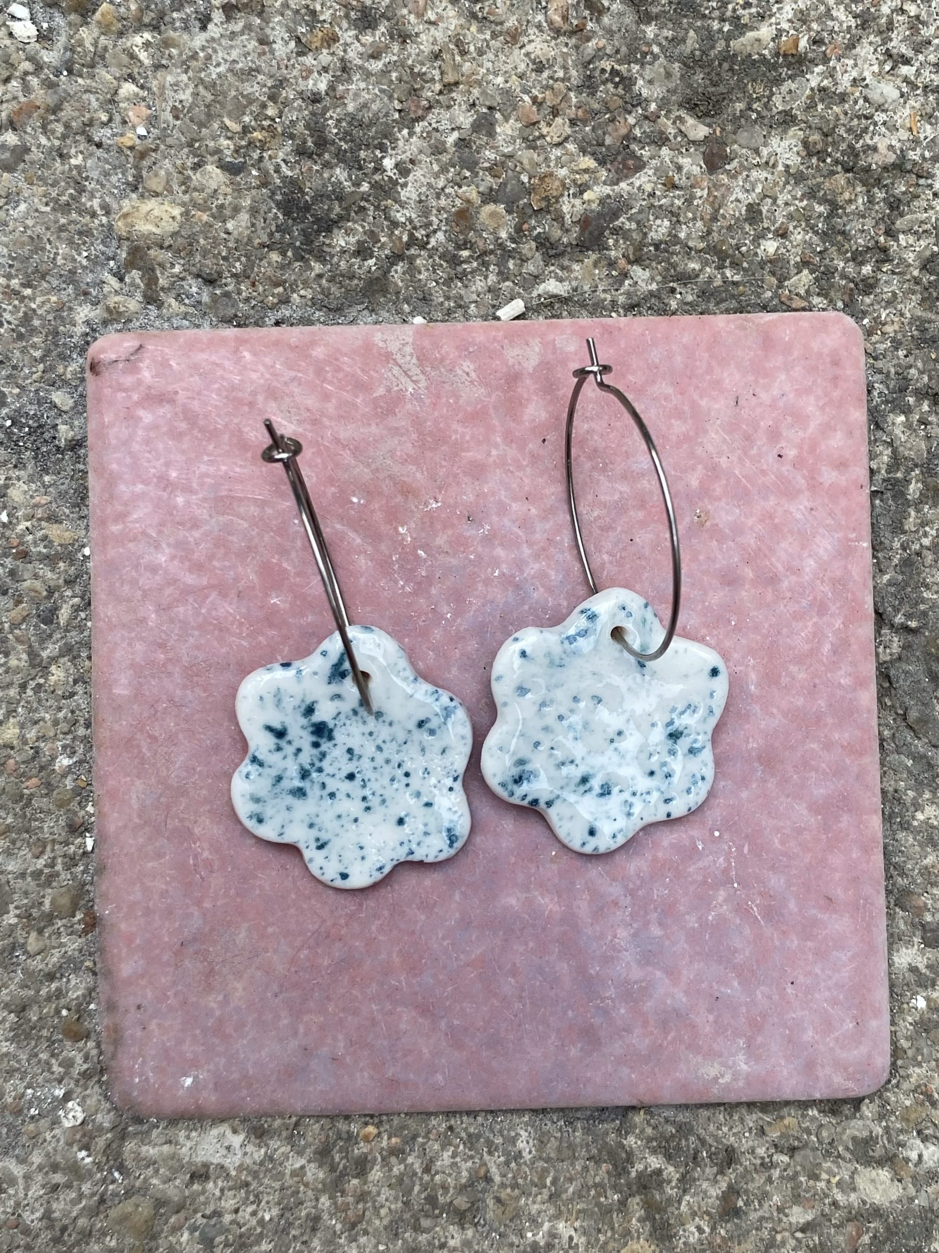 Boucles d'oreilles porcelaine - fleurs mouchetées bleues