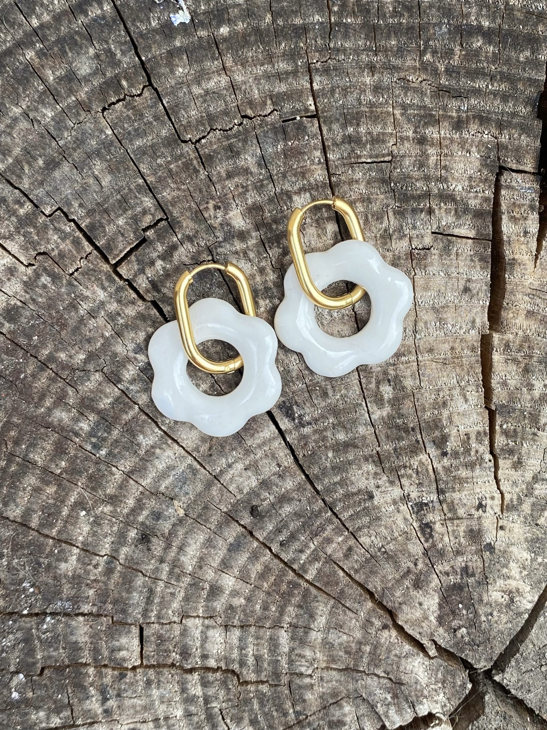 Boucles d'oreilles en porcelaine - fleurs blanches – Image 2