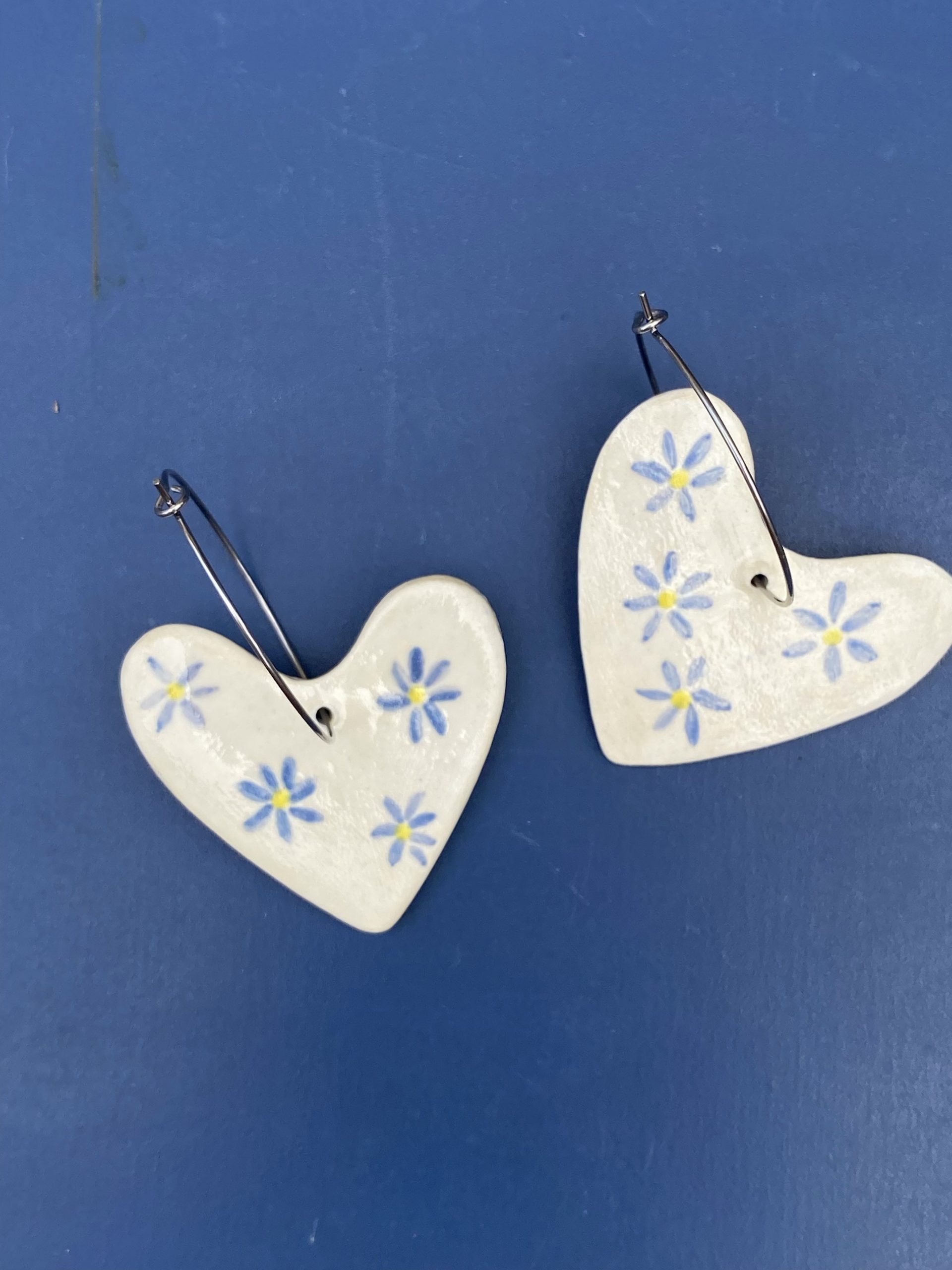Boucles d'oreilles porcelaine - grand cœur fleuri 🌸
