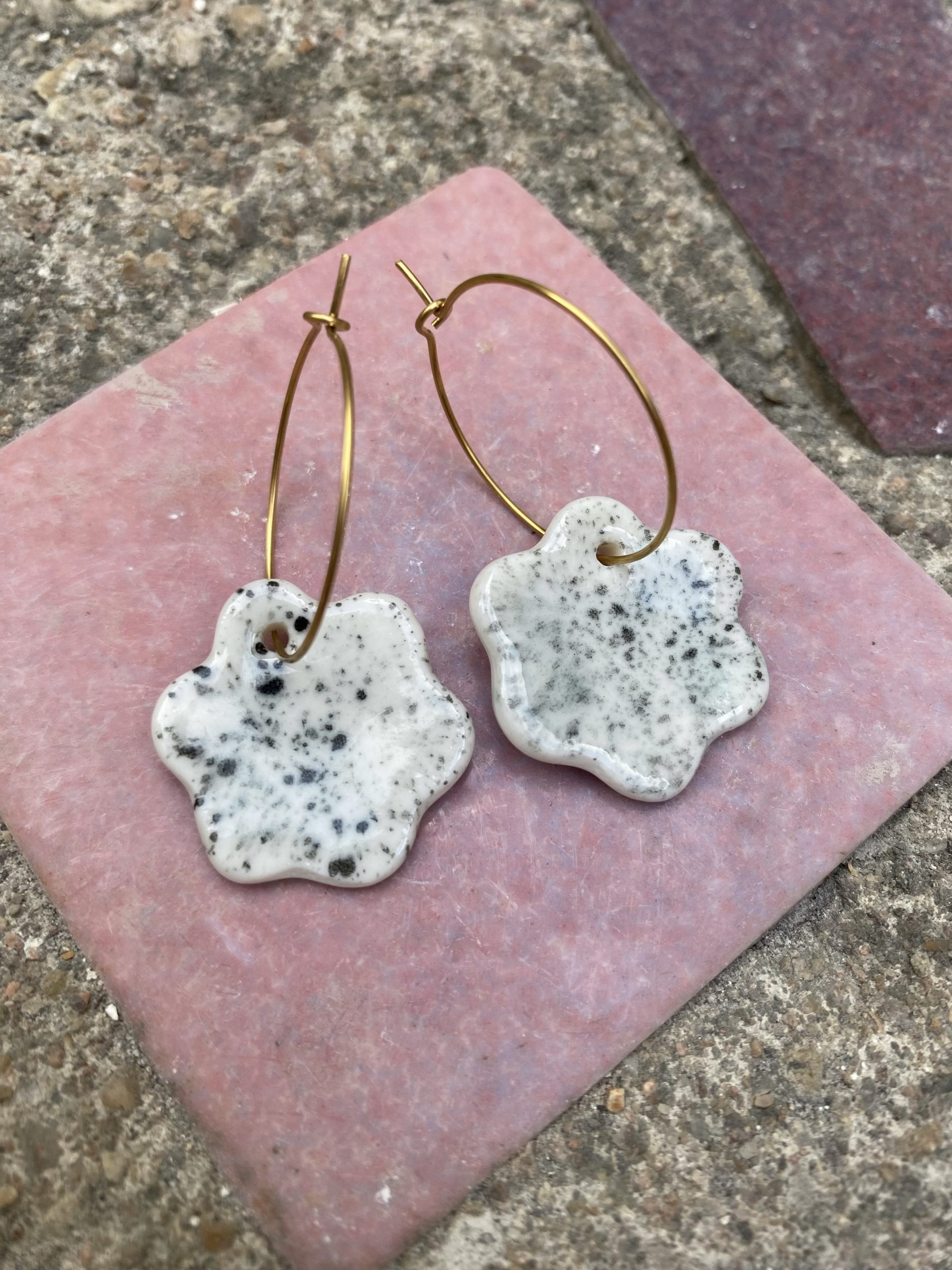 Boucles d'oreilles porcelaine - fleurs mouchetées noir