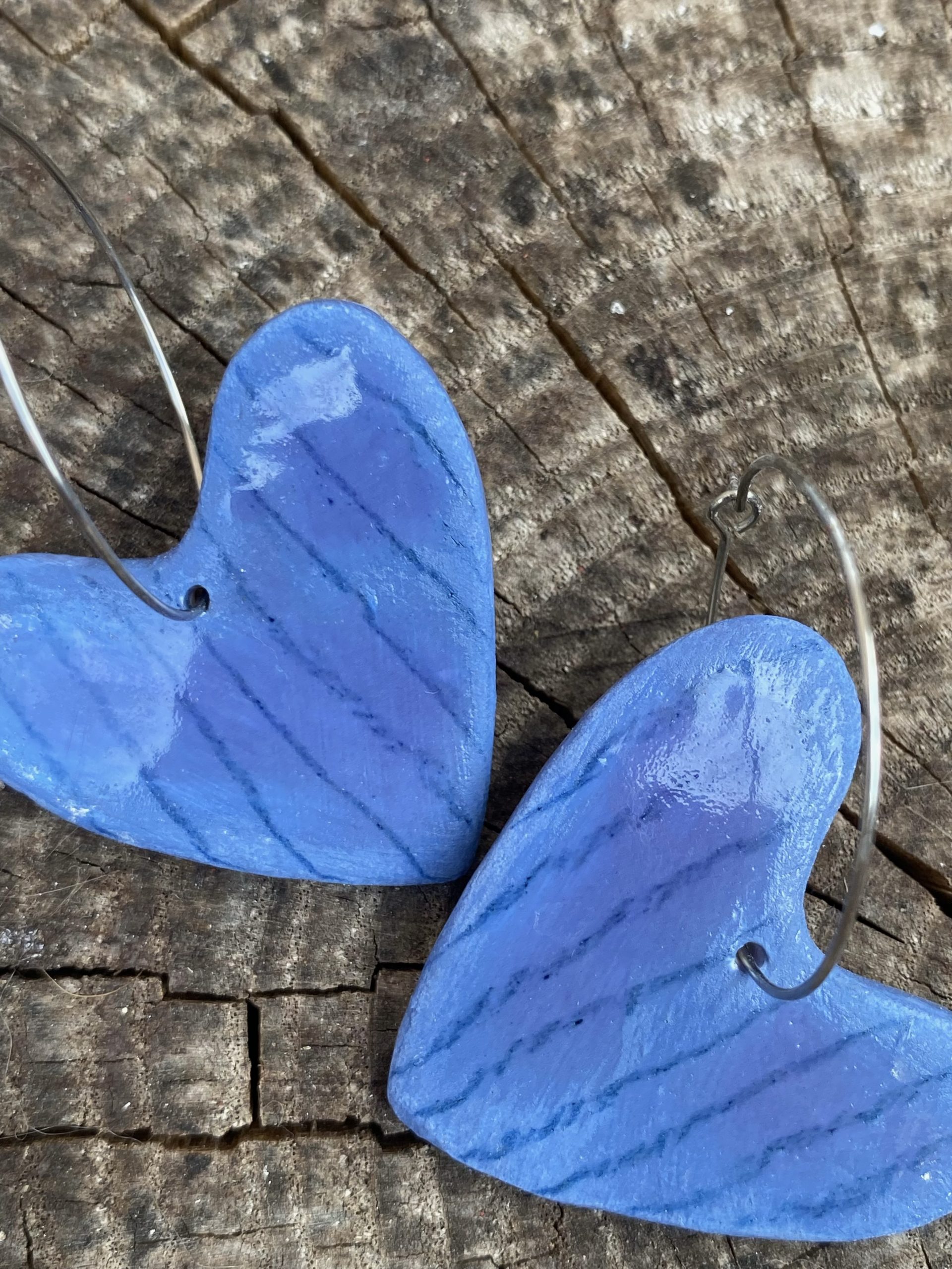 Boucles d'oreilles porcelaine - grand cœur bleu rayé – Image 2